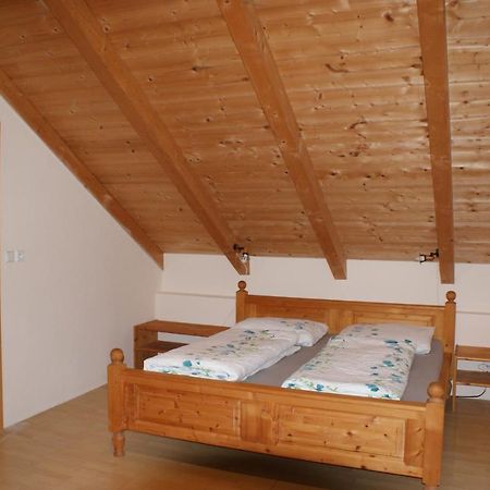 Rustikale Und Grosszuegige Ferienwohnung カシュペルスケー・ホリ エクステリア 写真