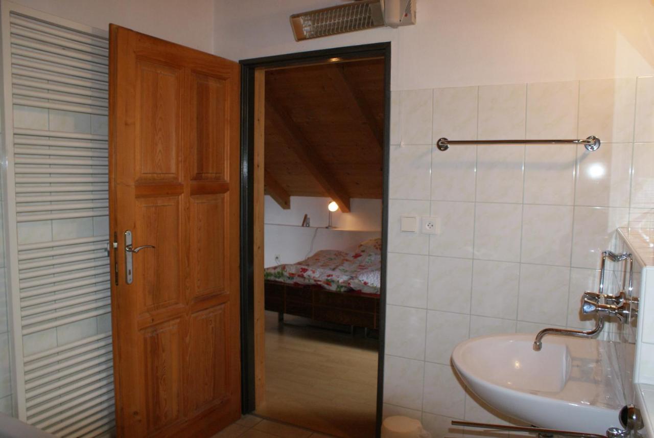 Rustikale Und Grosszuegige Ferienwohnung カシュペルスケー・ホリ エクステリア 写真