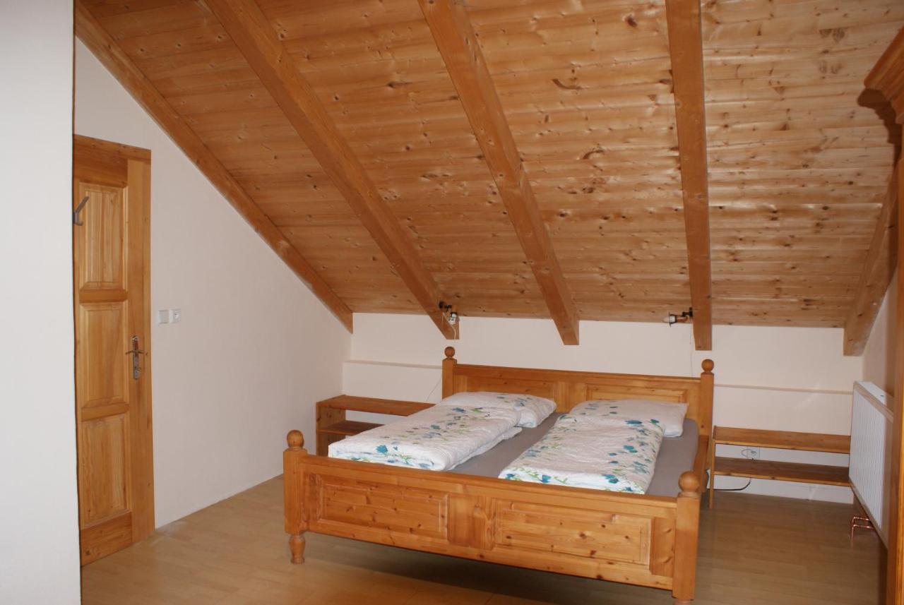 Rustikale Und Grosszuegige Ferienwohnung カシュペルスケー・ホリ エクステリア 写真